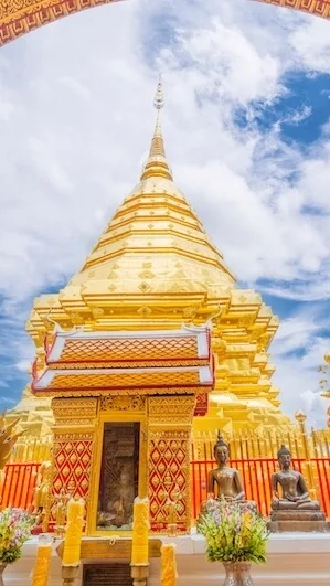 golden-pagoda-wat-phra-that-doi-suthep-in-chiang-mai-thailand-in-a-summer-day