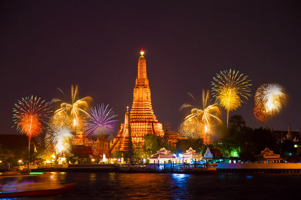 phra-prang-wat-arun-waterfront-with-beautiful-fireworks-new-year-celebration-at-twilight-time-in