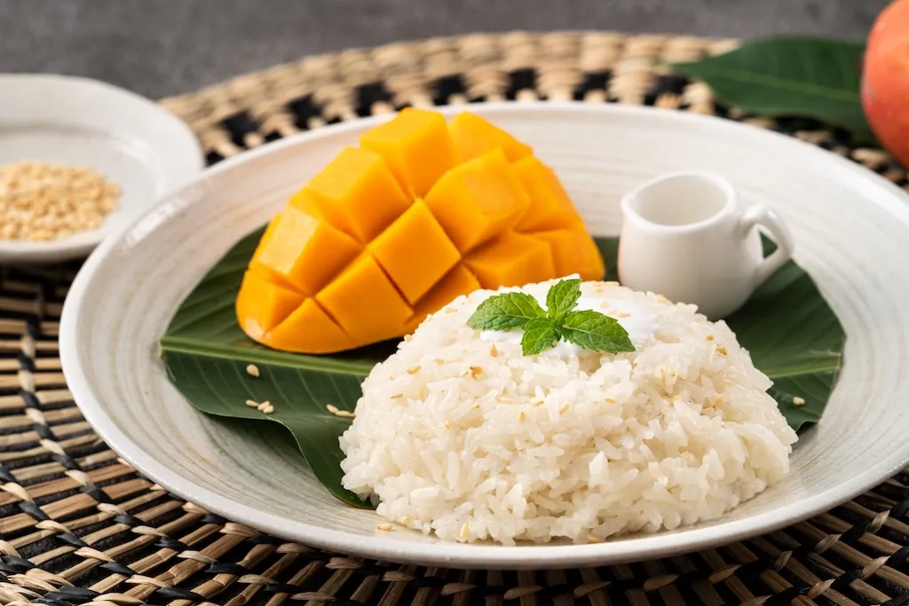 delicious-thai-mango-sticky-rice-cut