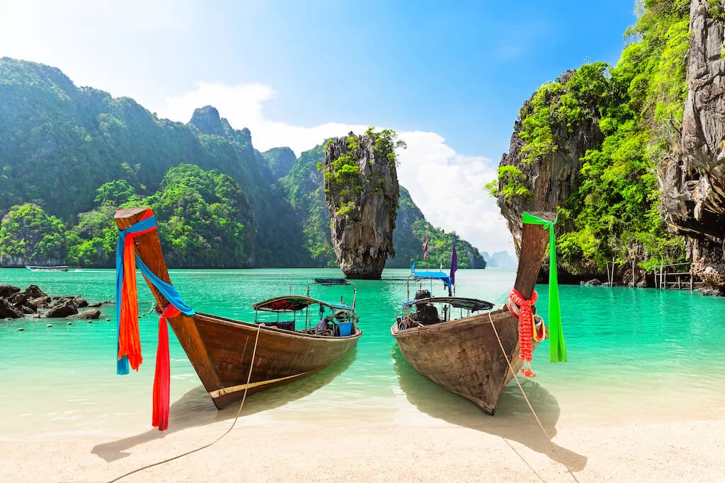 thai-traditional-wooden-longtail-boat-and-beautiful-sand-ao-phra-nang-beach-in-krabi-province-ao